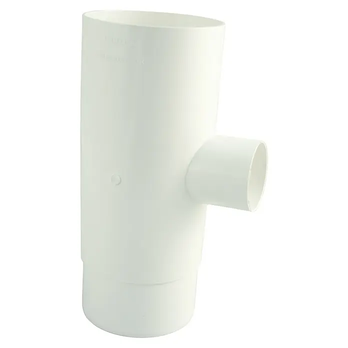 Marley Fallrohrabzweig - Nennweite Zubehör Dachrinnen: 100/53 mm, Winkel: 87 °, Kunststoff, Weiß - Nahaufnahme eines weißen PVC-T-Stücks, das in Sanitäranwendungen eingesetzt wird, mit klaren Linien und einfacher Konstruktion.