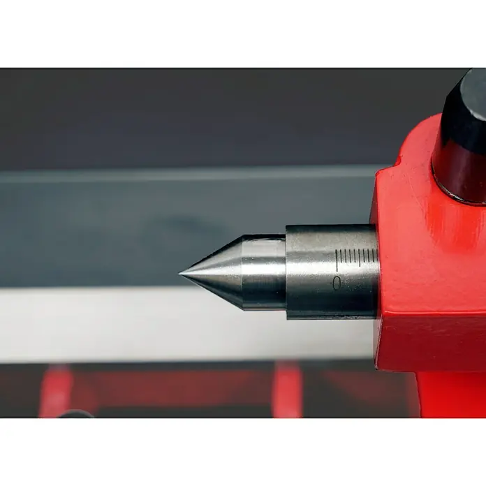 Rotwerk Drehmaschine EDM 300 DS - 250 W, Max. Werkstücklänge: 300 mm - Nahaufnahme einer Drehbankspitze mit Messskala, die Präzision und Funktionalität des Werkzeugs hervorhebt.