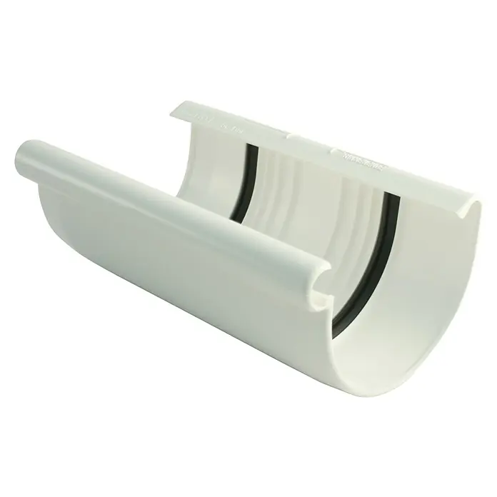 Marley Rinnenverbinder - Nennweite: 75 mm, Kunststoff, Weiß - Nahaufnahme einer weißen PVC-Regenrinnenverbindung mit Dichtungsring, ideal für die Installation oder Reparatur von Entwässerungssystemen.