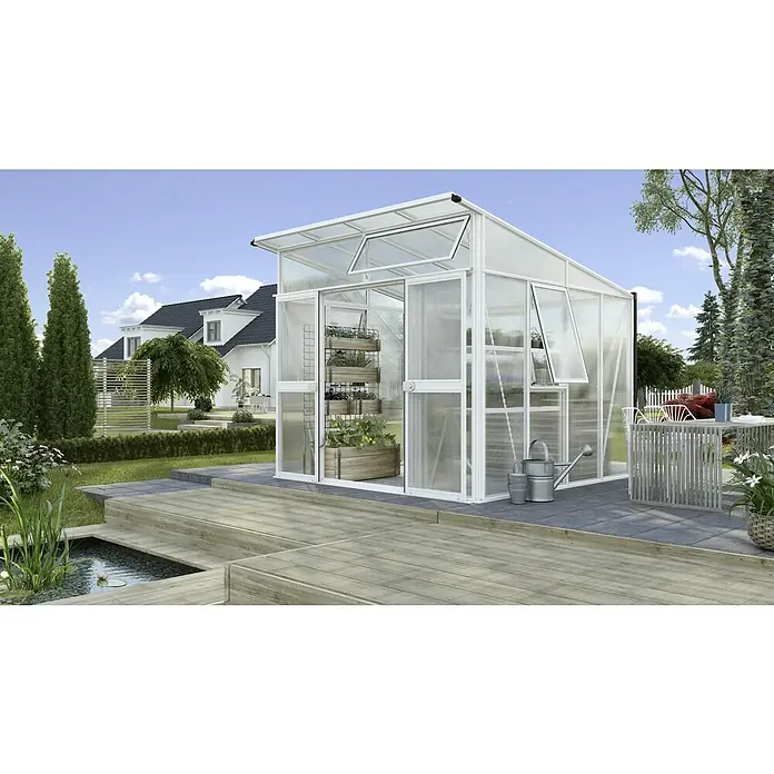 Vitavia Gewächshaus Aura 7800 - Außenmaß inkl. Dachüberstand (B x T): 267 x 295 cm, 10 mm, Weiß - Ein geräumiges Gewächshaus mit Regalen und großen Fenstern mit Blick auf eine gepflegte Gartenlandschaft.