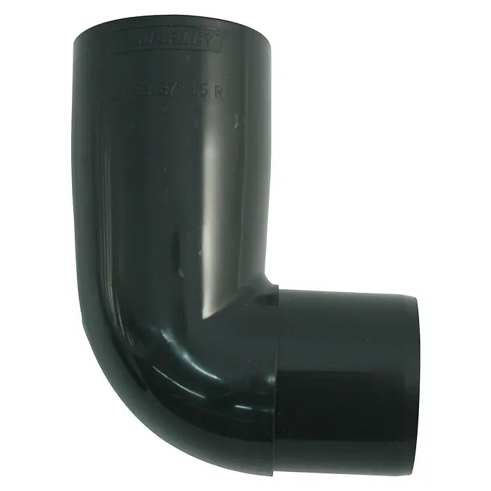 Marley Fallrohrbogen - Nennweite: 75 mm, Winkel: 87 °, Kunststoff, Anthrazit - Schwarzes 90-Grad-PVC-Rohrstück von Marley für Abwasserleitungen, ideal für Sanitärinstallationen und Entwässerungssysteme.