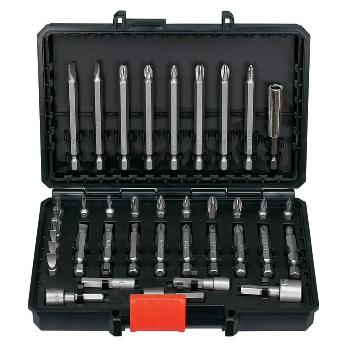 Black+Decker Maletín de brocas y puntas A7202-XJ - 38 pzs. - Una caja de herramientas abierta que muestra un surtido de puntas de destornillador y adaptadores de vaso, ordenados en soportes negros.