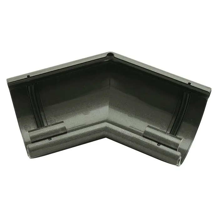 Marley Rinnenverbinder 135° Winkel - Nennweite: 125 mm, Kunststoff, Anthrazit-Metallic - Nahaufnahme eines anthrazitfarbenen Regenrinnenwinkels aus Metall, der für die Verbindung von Dachrinnen an Hausecken verwendet wird.