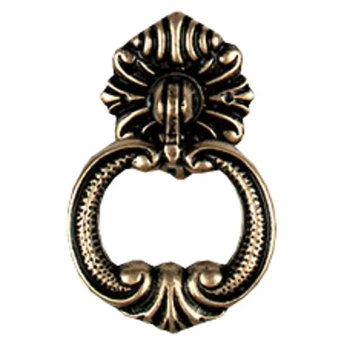 Nesu Tirador para muebles 224C1 - L x An x Al: 6,5 x 4,2 x 2 cm, Acero - Primer plano de un llamador de puerta antiguo y ornamentado hecho de metal oscuro con detalles dorados.