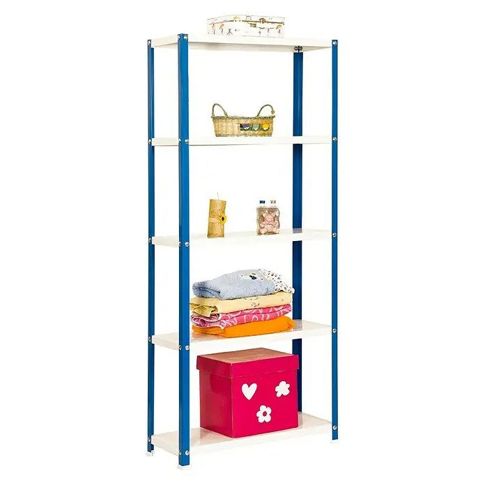Simonrack Simonhome Metallregal Classic Mini - H x B x T: 180 x 80 x 40 cm, Traglast pro Boden: 100 kg, Anzahl Böden: 5 Stk., Schrauben, Blau/Weiß - Fünfstöckiges Regal mit weißem Regalbrett und blauen Trägern, das mit einer Schachtel, einem Korb, einer Kerze, einem Stapel Handtücher und einer Kiste dekoriert ist.