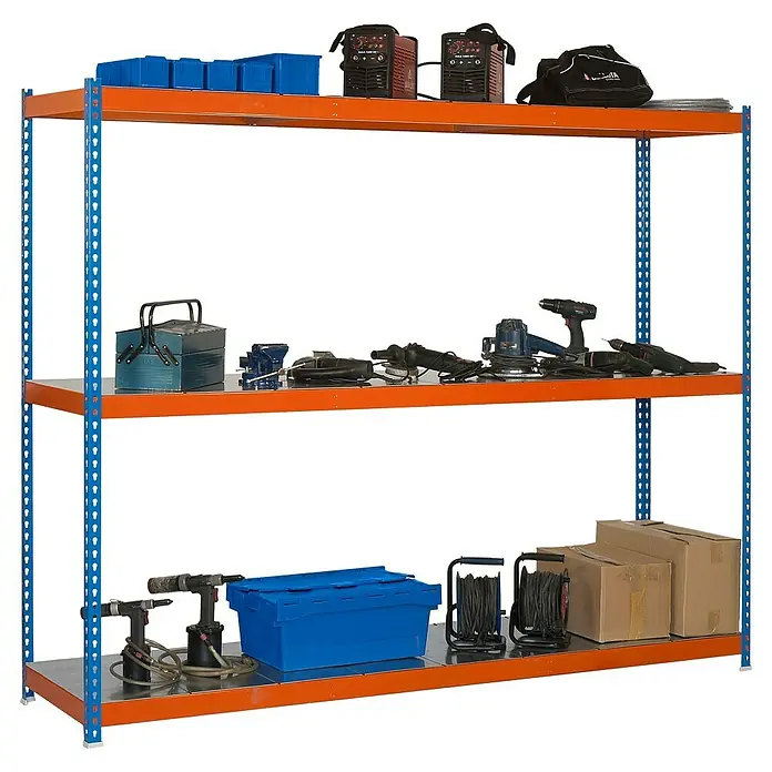 Simonrack Simonforte Schwerlastregal Simonforte Metall - H x B x T: 200 x 150 x 90 cm, Traglast pro Boden: 600 kg, Anzahl Böden: 3 Stk., Stecken, Blau/Orange/Silber - Regal mit Werkzeugen und Geräten auf drei Ebenen. Die Regale sind orange und blau, der Hintergrund ist schwarz.
