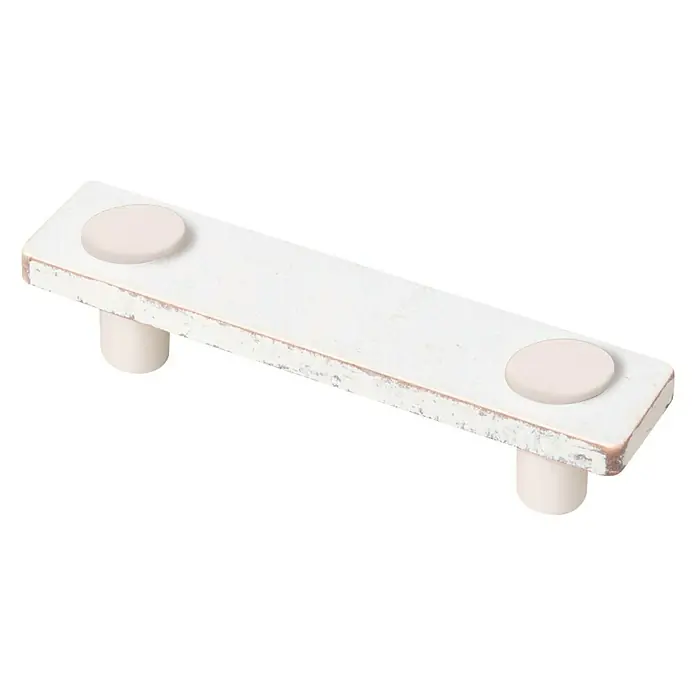 Nesu Tirador para muebles Shabby - L x An x Al: 13,5 x 3 x 3,2 cm, Madera - Primer plano de un tirador de mueble rústico blanco con dos pomos redondos de color crema en una pieza de madera oblonga.