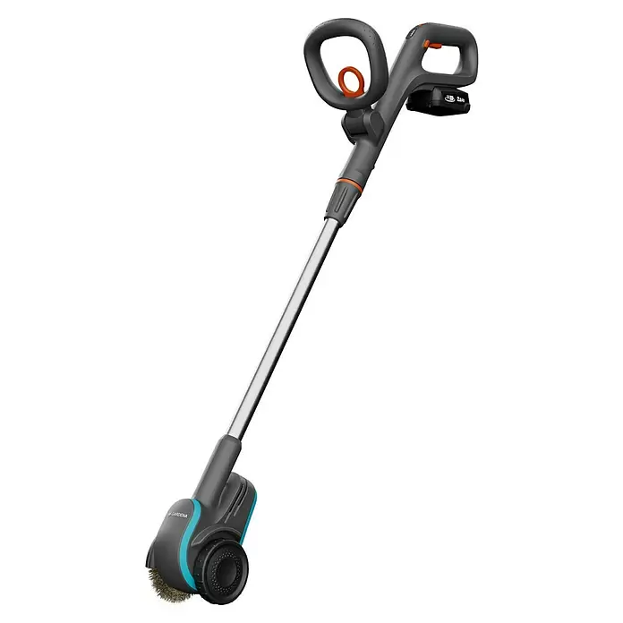 Gardena Power for All 18V Limpiador de juntas de batería EasyWeed 1800/18V - 18 V, 1 batería - Limpiador de patios a batería Gardena gris con mango gris, poste plateado, detalles azules y cepillo giratorio.