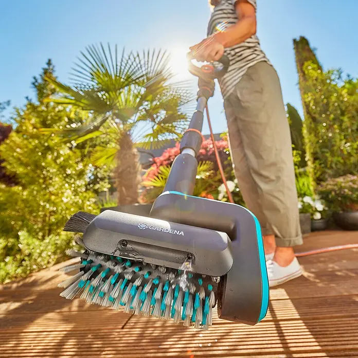 Gardena Power for All 18V Akku-Reinigungsbürste AquaBrush Patio 03/18V - 1 Akku - Die Gardena Bürste AquaBrush Universal reinigt Holz- und Steinoberflächen mit rotierenden Bürsten und Wasseranschluss effektiv.