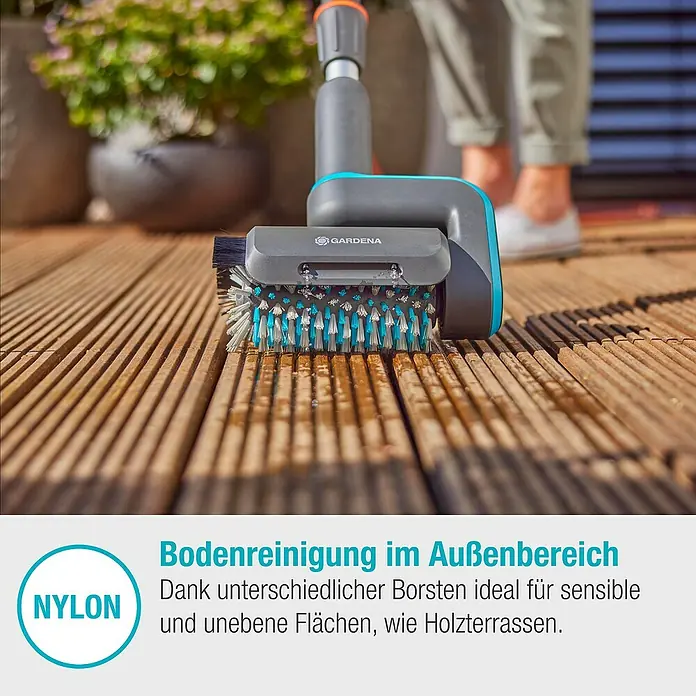 Gardena Power for All 18V Akku-Reinigungsbürste AquaBrush Patio 03/18V - Ohne Akku - Der Gardena Terrassenreiniger sorgt dank seiner Borsten für eine sanfte und gründliche Reinigung von Holzterrassen und anderen Außenbereichen.