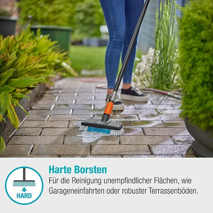 Gardena Cleansystem Waschbürsten-Set Cleansystem - 3 -tlg., Länge Stiel: 150 cm - Eine Person reinigt mit einer stabilen Bürste eine Terrasse. Ideal für unempfindliche Flächen wie Garageneinfahrten oder Terrassen.