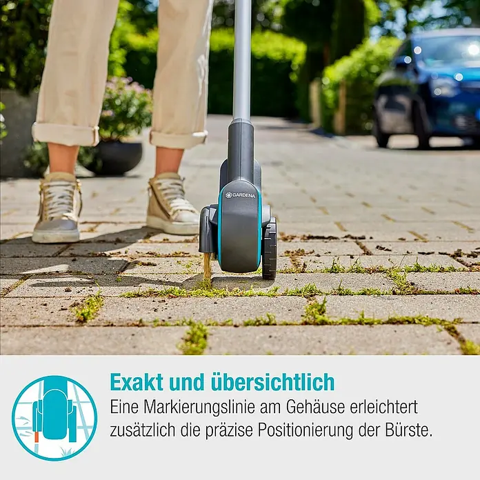 Gardena Power for All 18V Akku-Fugenreiniger EasyWeed 1800/18V - 18 V, 1 Akku - Nahaufnahme eines Gardena Fugenkratzers beim Entfernen von Unkraut auf einem Gehweg.