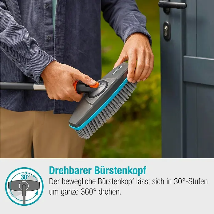 Gardena Cleansystem Waschbürsten-Set - Länge Stiel: 90 cm, Wasserführend - Das Bild zeigt einen Gardena Bürstenkopf mit drehbarem Kopf, ideal für Reinigungsarbeiten im Außenbereich.
