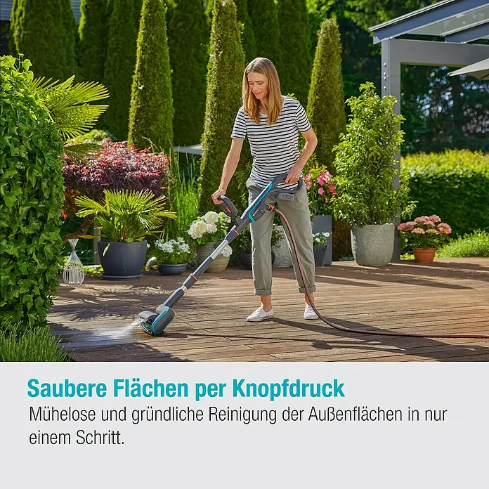Gardena Power for All 18V Akku-Reinigungsbürste AquaBrush Patio 03/18V - Ohne Akku - Eine Frau reinigt mit dem Gardena Flächenreiniger mühelos und gründlich ihre Terrasse auf Knopfdruck.