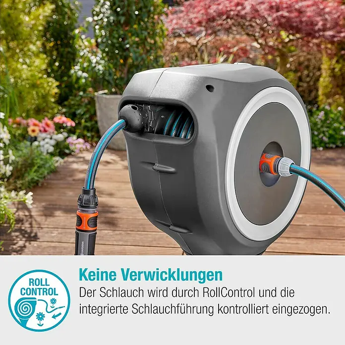 Gardena Schlauchbox Roll-Up S - Schlauchlänge: 15 m, 360 ° drehbar - Das Bild zeigt eine Gardena Roll-up Schlauchbox mit einem Schlauch, der auf einer Holzterrasse liegt, umgeben von Gartenpflanzen.