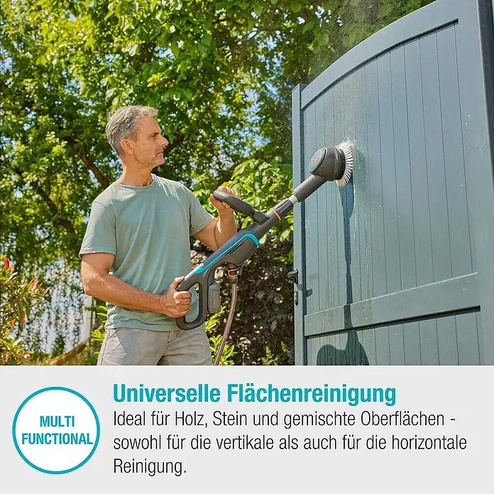 Gardena Power for All 18V Akku-Reinigungsbürste Aqua Brush Universal 04/18V - 18 V, 1 Akku - Mann reinigt eine Holzwand mit dem Gardena Flächenreiniger, ideal für Holz, Stein und gemischte Oberflächen.