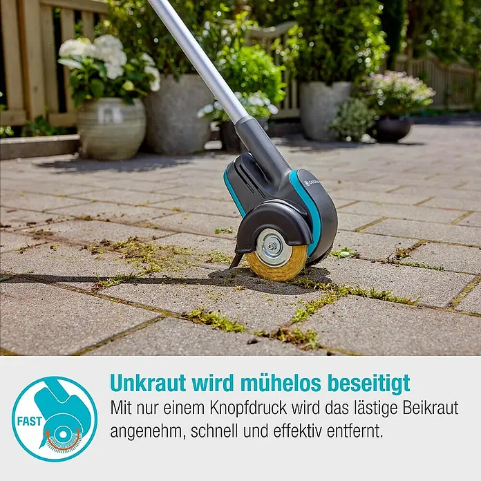 Gardena Power for All 18V Akku-Fugenreiniger EasyWeed 1800/18V - 18 V, 1 Akku - Das Bild zeigt einen Gardena Unkrautentferner im Einsatz, der mühelos Unkraut von Pflastersteinen beseitigt.