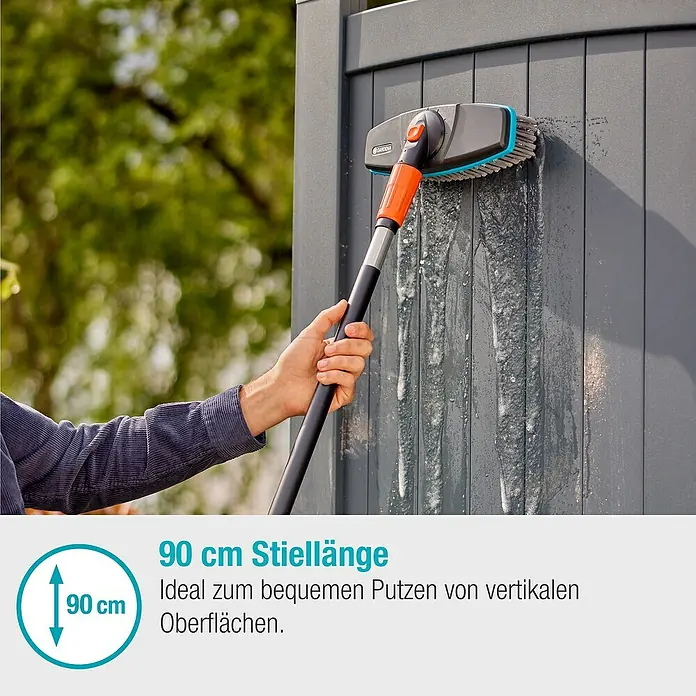 Gardena Cleansystem Waschbürsten-Set - Länge Stiel: 90 cm, Wasserführend - Das Bild zeigt die Gardena Flächenbürste mit einer Stiellänge von 90 cm, ideal zum Reinigen von vertikalen Flächen.