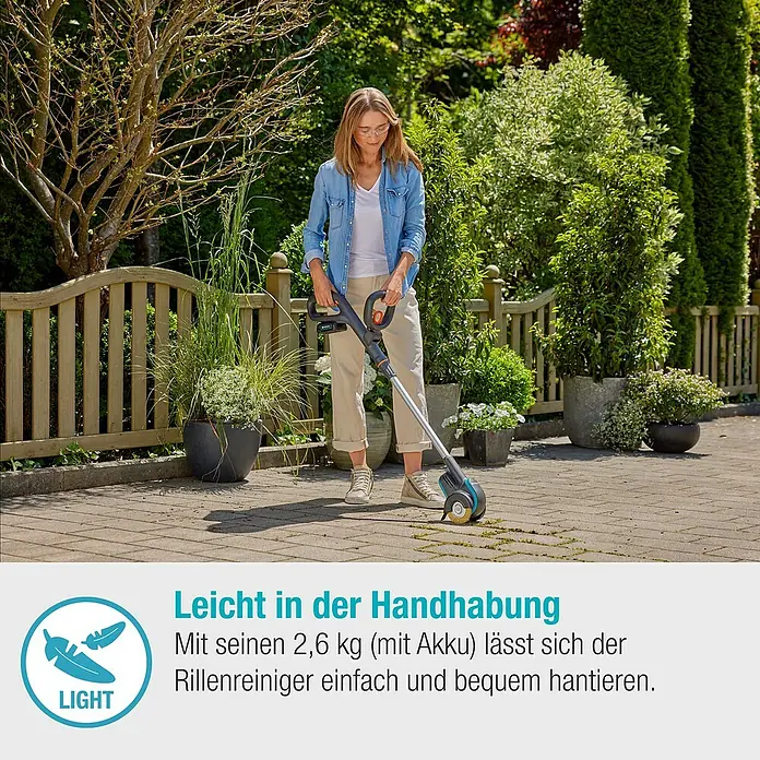 Gardena Power for All 18V Akku-Fugenreiniger EasyWeed 1800/18V - 18 V, 1 Akku - Frau benutzt einen Gardena Akku-Fugenreiniger auf einer gepflasterten Fläche.