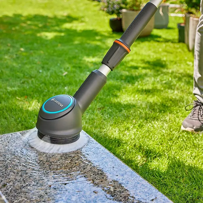 Gardena Cepillos para limpieza AquaBrush - Material cerdas: Nylon, Cepillo de agua Gardena - Se está utilizando un cepillo GARDENA sobre una superficie de piedra, el agua corre. Ideal para limpiar muebles de jardín o patios.