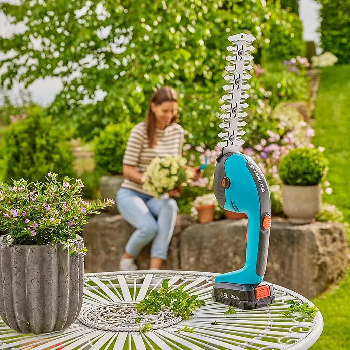 Gardena Power for All 18V Akku-Gras- & Strauchschere 20/18V P4A - 18 V, Li-Ionen, Ohne Akku - Die GARDENA Akku-Grasschere ClassicCut mit innovativem Design für präzise Rasenkanten und Formgehölzschnitte, ideal für jeden Garten.