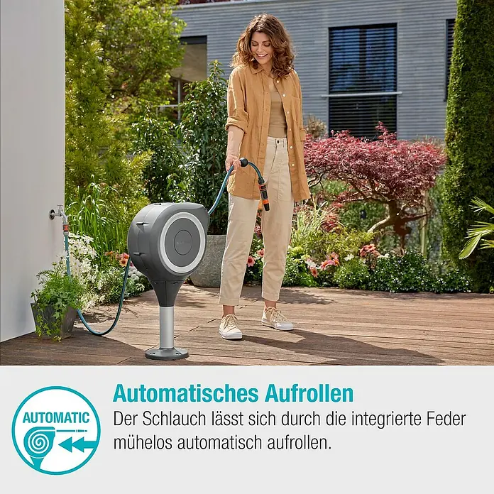 Gardena Schlauchbox Roll-Up S - Schlauchlänge: 15 m, 360 ° drehbar - Frau benutzt automatische Schlauchtrommel zur Gartenbewässerung.