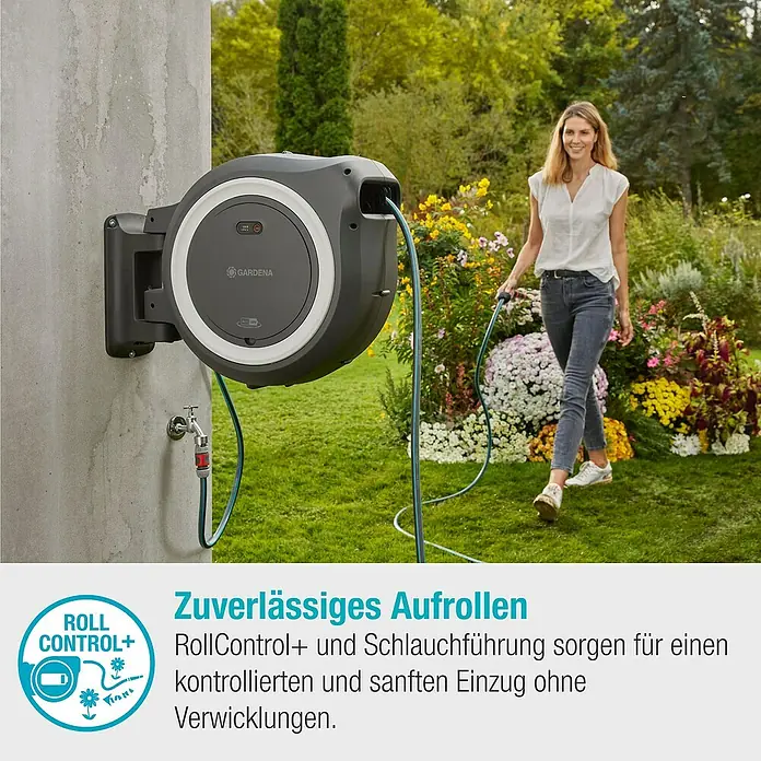 Gardena Power for All 18V Akku-Schlauchtrommel Powerroll XL - 18 V, 1 Akku, Schlauchlänge: 35 m - Eine Frau benutzt eine Gardena RollControl+ Schlauchbox zum Bewässern ihres Gartens. Die Schlauchbox ermöglicht kontrolliertes Aufrollen.