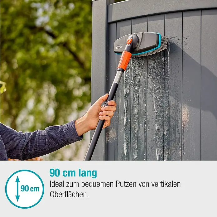 Gardena Cleansystem Wasserstiel Cleansystem - Länge Stiel: 90 cm, Aluminium - Das Bild zeigt eine Gardena Bürste mit Teleskopstiel beim Reinigen einer grauen Oberfläche. Ideal für die vertikale Reinigung.