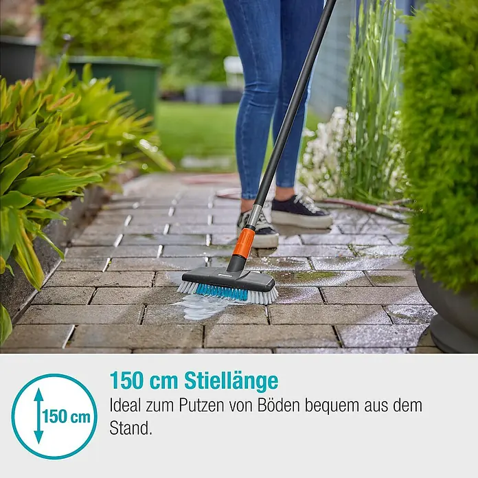Gardena Cleansystem Waschbürsten-Set Cleansystem - 3 -tlg., Länge Stiel: 150 cm - Bild einer Bodenbürste mit 150 cm Stiellänge zum bequemen Reinigen von Böden im Stehen.