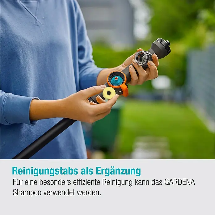 Gardena Cleansystem Wasserstiel Cleansystem - Länge Stiel: 90 cm, Aluminium - Nahaufnahme eines Reinigungsstabs mit GARDENA Shampoo. Für eine effiziente Reinigung im Garten.