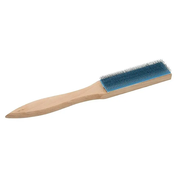 Heka Feilenbürste - Holz - Detailaufnahme einer Drahtbürste mit Holzgriff und blauen Borsten. Ideal zum Reinigen und Entrosten verschiedener Oberflächen.