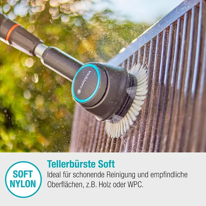 Gardena Power for All 18V Akku-Reinigungsbürste AquaBrush Compact 02/18V - Ohne Akku - Das Bild zeigt eine GARDENA Tellerbürste Soft, ideal für die schonende Reinigung empfindlicher Oberflächen wie Holz oder WPC.