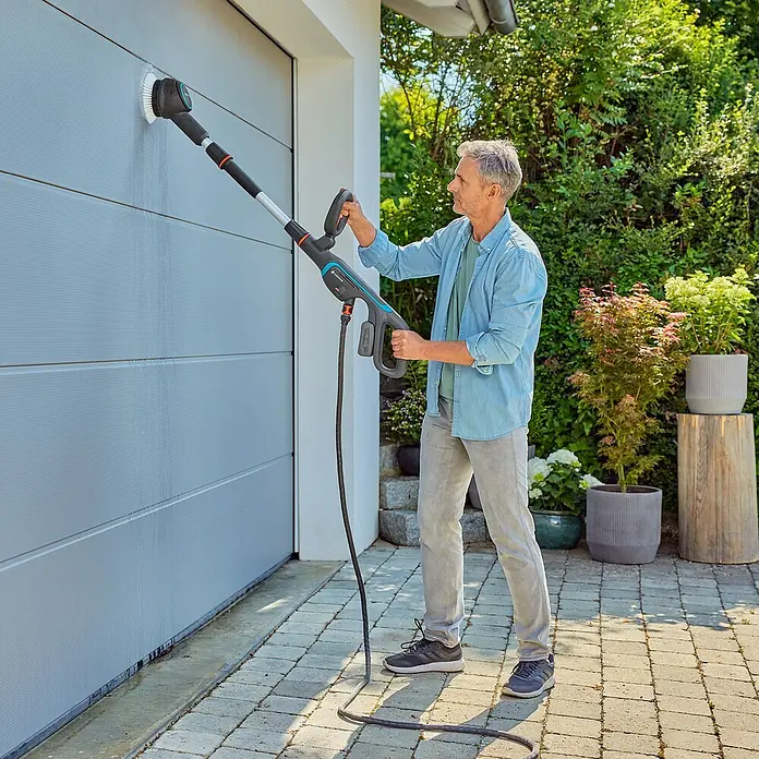 Gardena Power for All 18V Cepillo de limpieza de batería AquaBrush Universal doble cabezal - 18 V, Sin batería - Hombre limpia puerta de garaje con cepillo GARDENA. Cepillo de limpieza práctico con mango telescópico para una limpieza exterior sin esfuerzo.