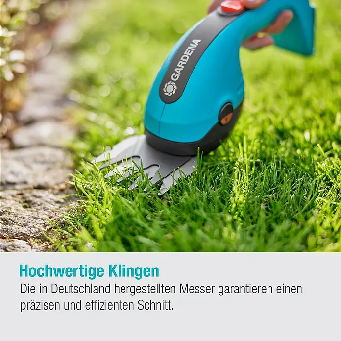 Gardena Power for All 18V Akku-Gras- & Strauchschere 20/18V P4A - 18 V, Li-Ionen, Ohne Akku - Nahaufnahme einer Gardena Akku-Grasschere, die Gras entlang eines steinernen Gartenwegs schneidet. Hochwertige Klingen für präzise Schnitte.