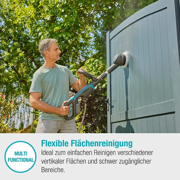Gardena Power for All 18V Akku-Reinigungsbürste AquaBrush Compact 02/18V - Ohne Akku - Ein Mann reinigt eine Tür mit einer GARDENA Flächenreinigungsbürste.