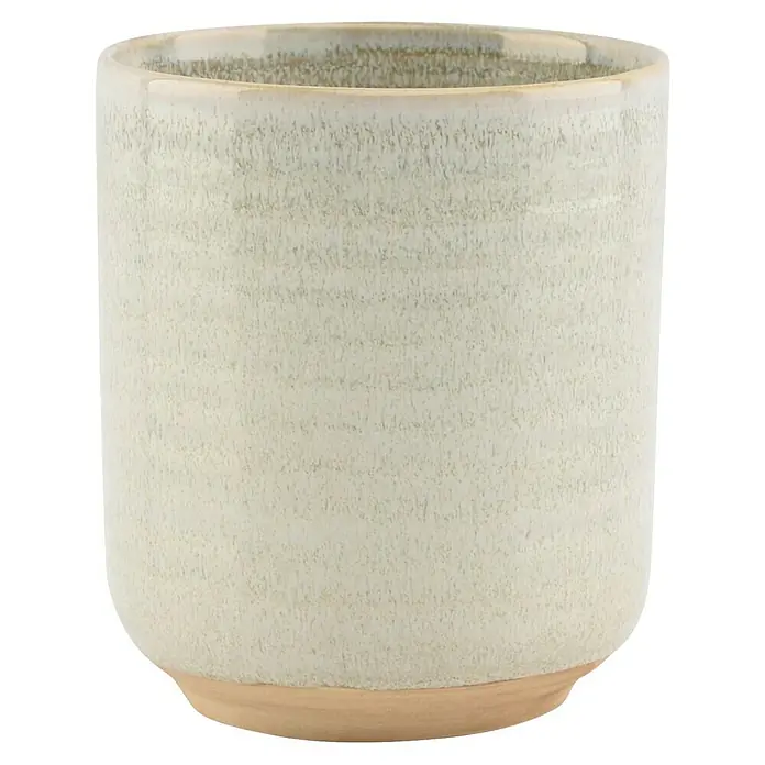 Trinkbecher Cameo - Ø x H: 8,5 x 10 cm, Beige - Nahaufnahme eines zylindrischen, cremefarbenen Übertopfes mit einer rauen Textur und einem einfachen, gebräunten Sockel auf schwarzem Hintergrund.