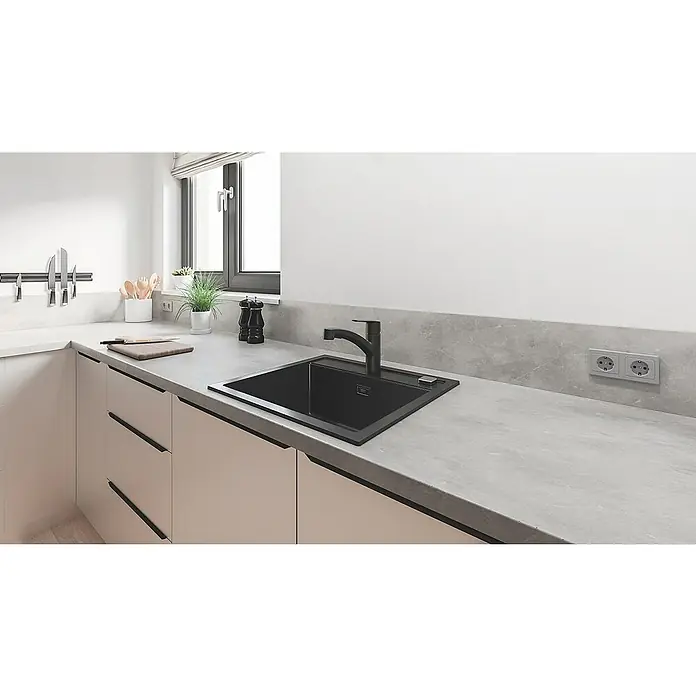 Grohe QuickFix Start Spültischarmatur - Schwarz, Schwenkbar, Matt - Nahaufnahme einer modernen Küchenspüle mit schwarzem Wasserhahn und hellen Schränken. Elegantes Design für zeitgemäße Küchen.