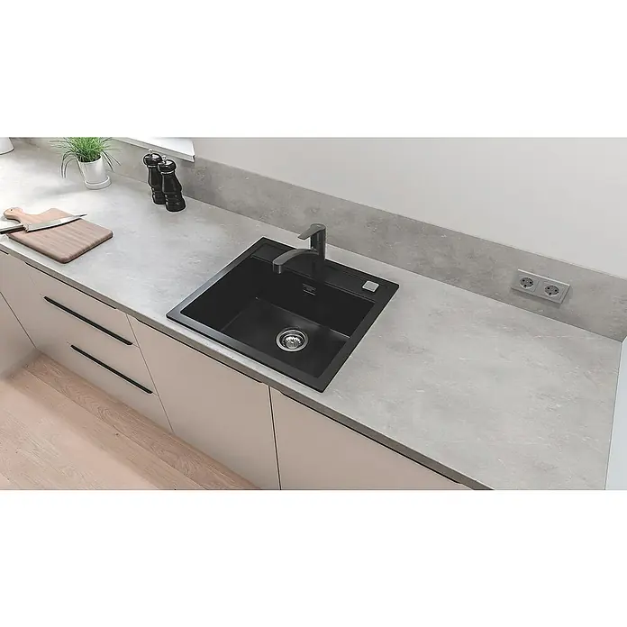 Grohe QuickFix Start Spültischarmatur - Schwarz, Schwenkbar, Matt - Nahaufnahme einer modernen Küche mit einem schwarzen Spülbecken, einer Armatur und einer Arbeitsplatte in Marmoroptik.