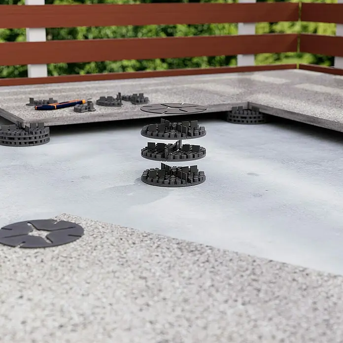 Langfit Plattenlager - 10 Stk., Kunststoff, Fugenbreite 3 mm - Bild von höhenverstellbaren Terrassenlagern aus Kunststoff, die die Konstruktion einer Terrasse unterstützen.