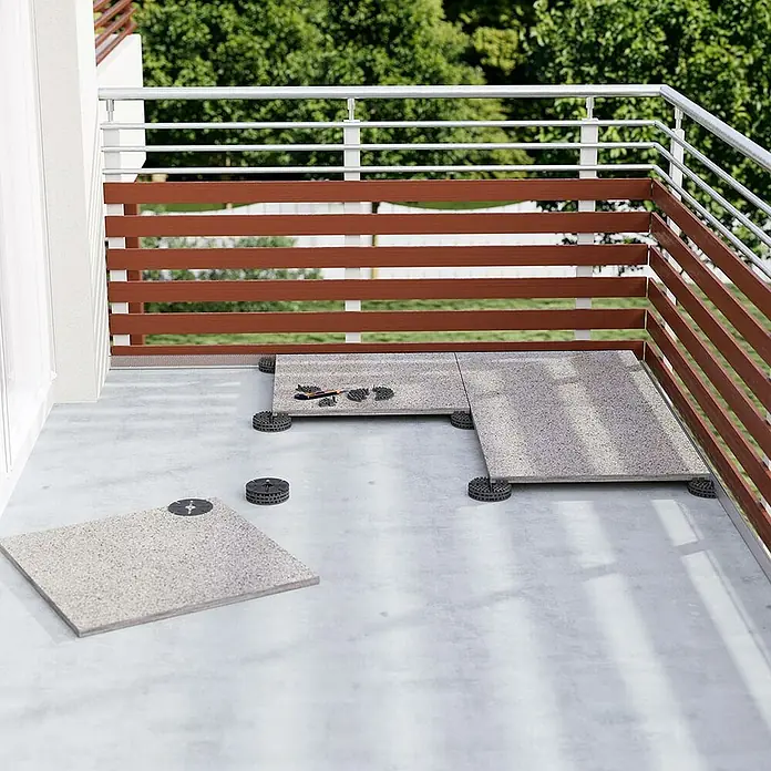 Langfit Plattenlager - 10 Stk., Kunststoff, Fugenbreite 3 mm - Terrassenplatten auf einem Balkon. Die Platten werden mit verstellbaren Füßen verlegt.