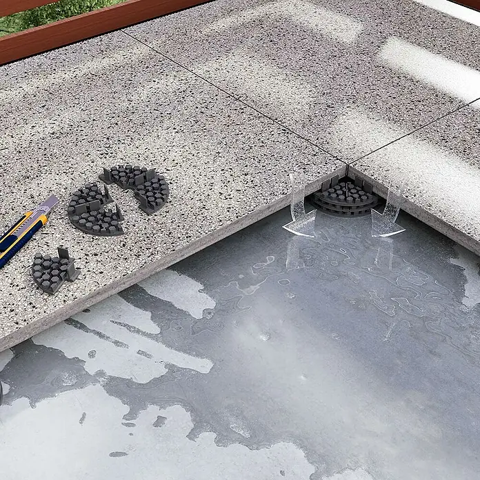 Langfit Plattenlager - 10 Stk., Kunststoff, Fugenbreite 3 mm - Bild einer Terrassendiele mit verstellbaren Stelzlager. Erhöhte Bodenbeläge mit guter Wasserdurchlässigkeit.