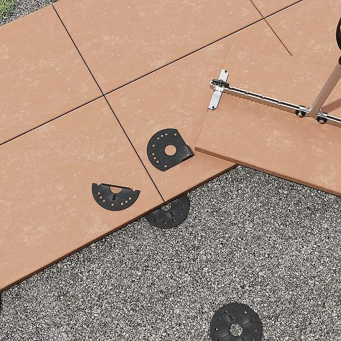 Langfit Kieslager - 10 Stk., Kunststoff, Ganze Scheibe - Das Bild zeigt Terrassenplatten mit Abstandshaltern für eine einfache und präzise Verlegung. Ideal für die Gestaltung von Außenbereichen.
