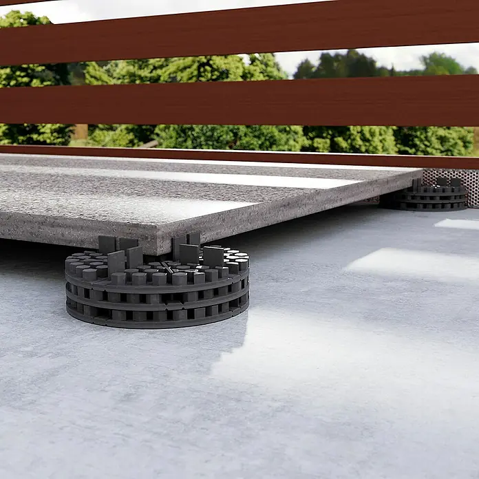 Langfit Plattenlager - 10 Stk., Kunststoff, Fugenbreite 3 mm - Aufgeständerte Terrasse mit Platten und Stelzlager. Der Fokus liegt auf den Stelzlager, die die Platten tragen.