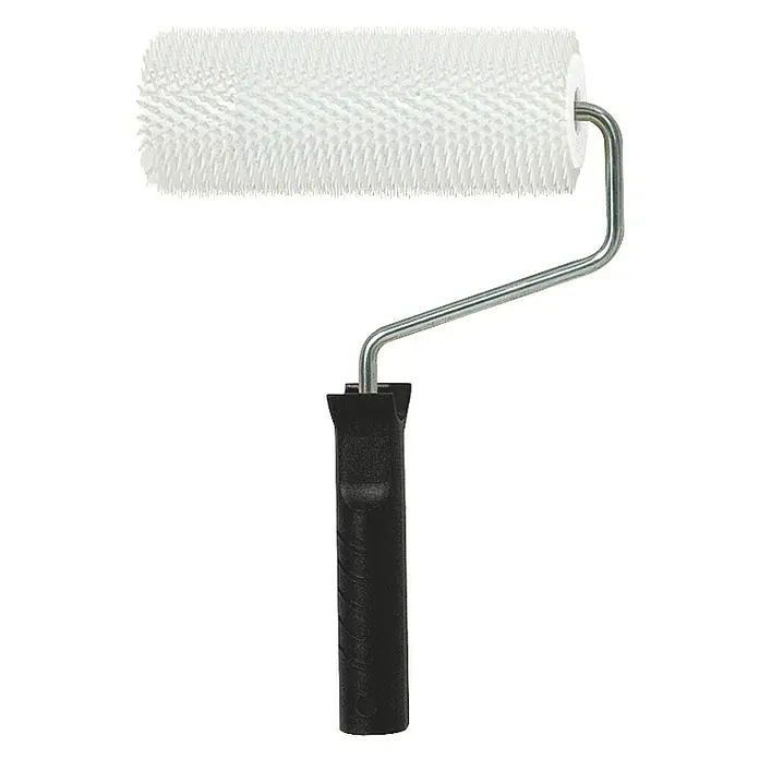 Rodillo aireador con púas - Ancho: 25 cm - Primer plano de un rodillo de púas con mango negro y marco de metal plateado. La herramienta se utiliza para ventilar la solera.