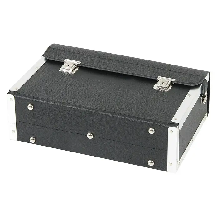Hepco & Becker Werkzeugtasche Favorit 7164 - Innenmaß: B x T x H: 395 x 120 x 260 mm, Leder - Nahaufnahme eines schwarzen, ledernen Aktenkoffers mit silbernen Beschlägen und zwei Schlössern.