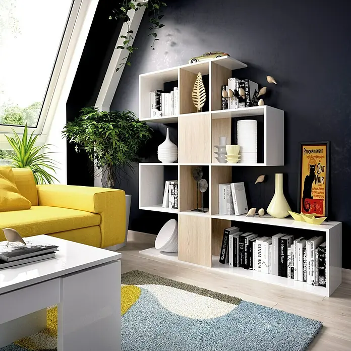 Dekit Estantería de madera Funk - Al x An x Pr: 145 x 145 x 29 cm, Número de baldas: 4 ud., Atornillado, Madera/Blanco - Elegante salón con estantería modular blanca y aspecto de madera, decorada con libros y objetos decorativos.