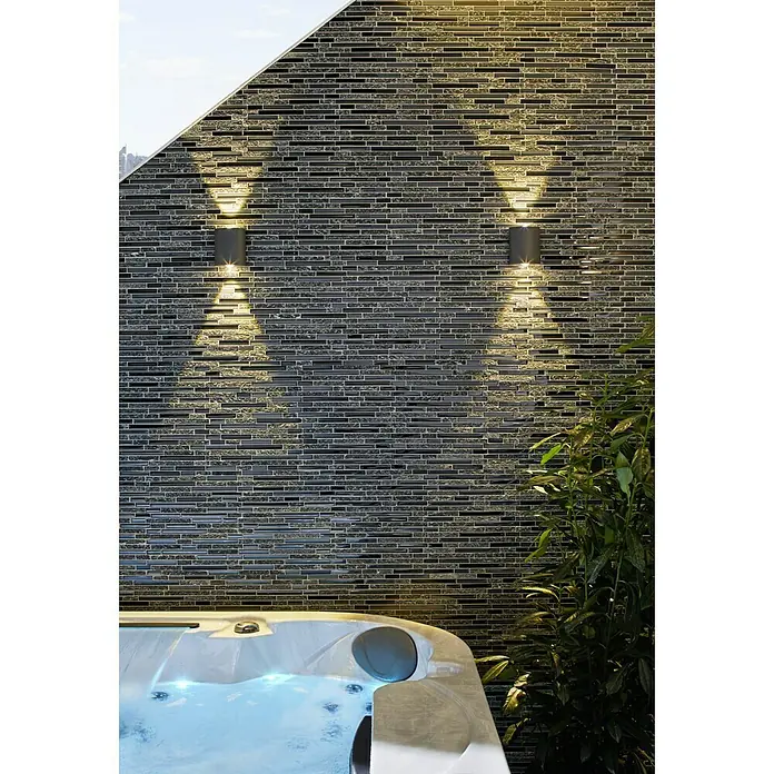 Mosaikfliese Crystal Mix XCM MV798 - 29,8 x 33,8 cm, Grau/Schwarz, Glänzend - Eine elegante Außenbeleuchtung, die eine stilvolle Akzentwand mit einem entspannenden Whirlpool ergänzt. Perfekt für gemütliche Abende im Freien.