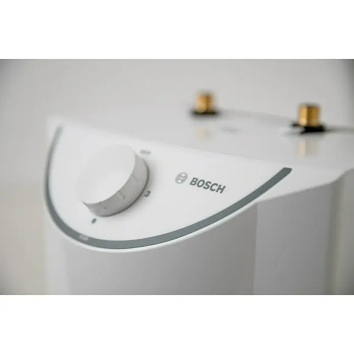 Bosch Warmwasserspeicher Tronic Store Advanced - 5 l, 2.200 W, Temperaturbereich: 35 °C - 85 °C, Untertischmontage - Nahaufnahme einer Bosch Warmwassertherme mit Temperaturregler und Anschlüssen.