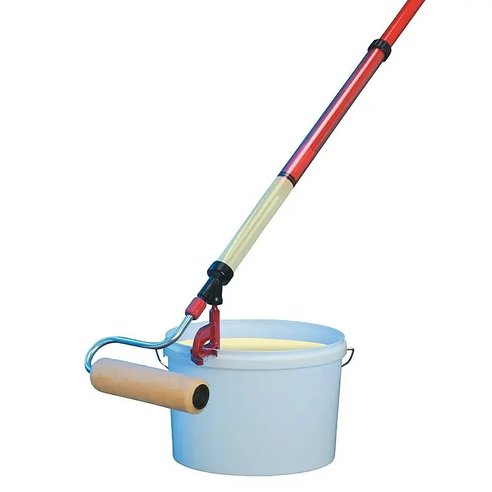 Lehnartz Farbroller Paint-Stick XXL - Breite Rolle: 230 mm, Längenverstellung: 950 mm - 1.500 mm - Farbpinsel-Verlängerungsstiel am Eimer mit gelber Farbe. Das Werkzeug erleichtert das Streichen schwer erreichbarer Stellen und sorgt für Komfort.
