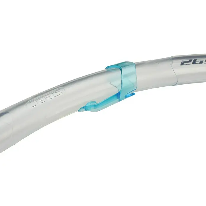 Seac Sub Tubo de buceo Flash - Apto para: Adultos y niños, Turquesa, Plástico - Primer plano de un snorkel transparente con clip azul. Ideal para bucear, ofrece una visión clara bajo el agua y una sujeción segura.